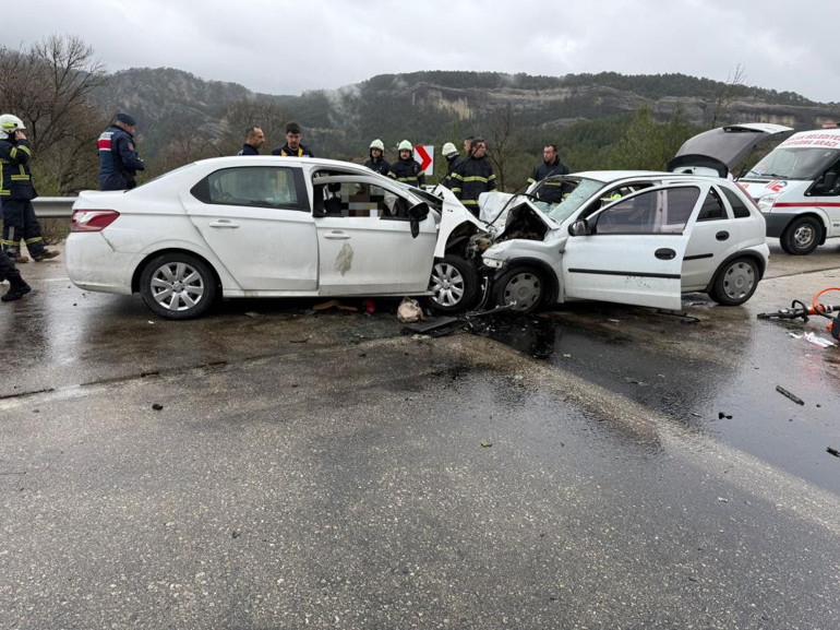 Antalya-Isparta yolunda feci kaza: 6 ölü, 6 yaralı