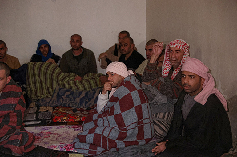 Irak, Suriyeden gönderilen DEAŞlı tutukluları teslim aldı