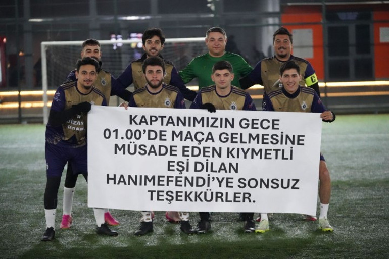 Halı sahada yengeye pankartlı mesaj