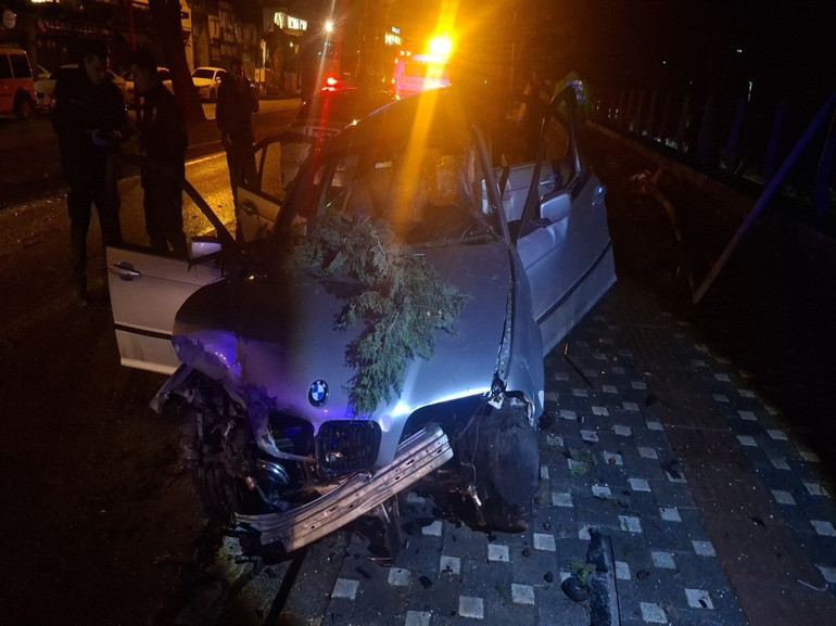 Otomobilin ağaca çarptığı kazada yaralanan Mert Can yaşam savaşını kaybetti