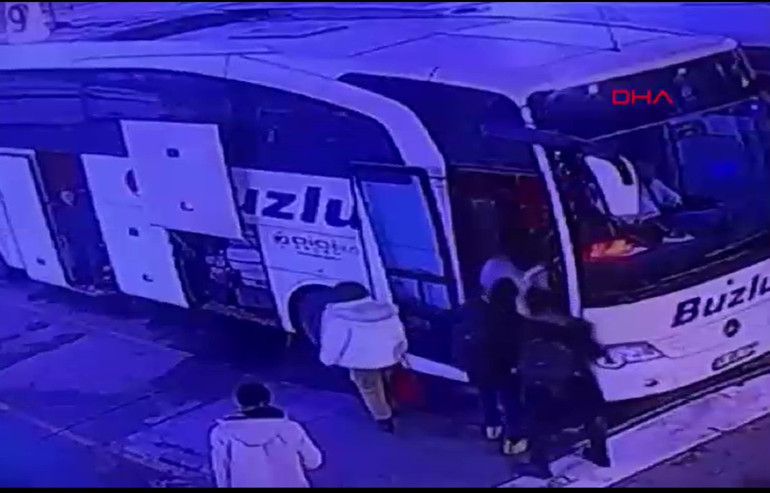 Son dakika... Antalyada yolcu otobüsü devrildi Bir kaza da Burdurda ... Toplam 16 can kaybı