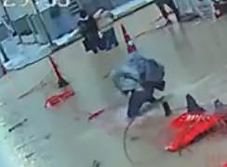 İzmiri sağanak vurdu Caddeler göle döndü