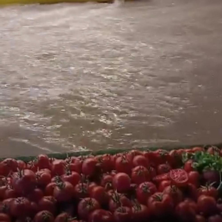 İzmiri sağanak vurdu Caddeler göle döndü