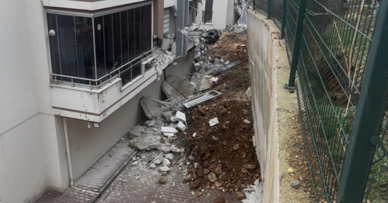 Gaziantep’te facianın eşiğinden dönüldü İstinat duvarı araçların üzerine çöktü