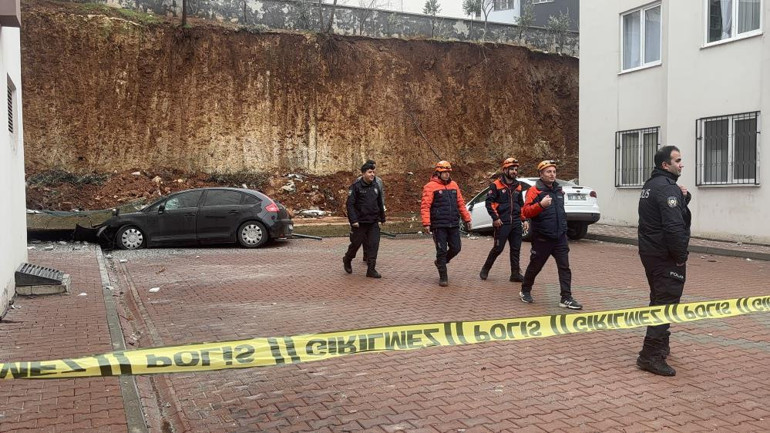 Gaziantep’te facianın eşiğinden dönüldü İstinat duvarı araçların üzerine çöktü