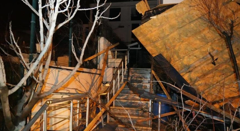 Tekirdağda kuvvetli fırtına: Çatılar uçtu, ağaçlar devrildi