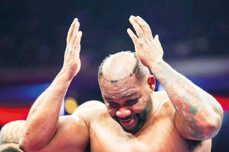 Yumruğu yedi kel göründü