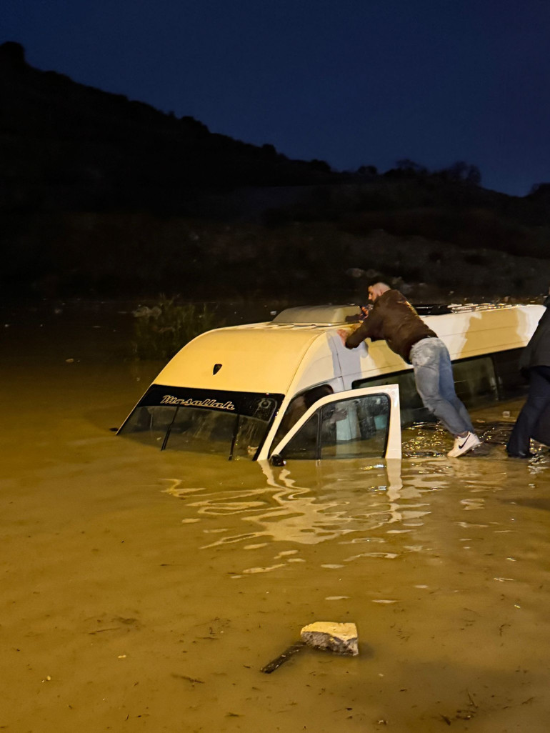Aydın’da faciadan dönüldü Suya gömülen minibüsteki 20 yolcu kurtarıldı