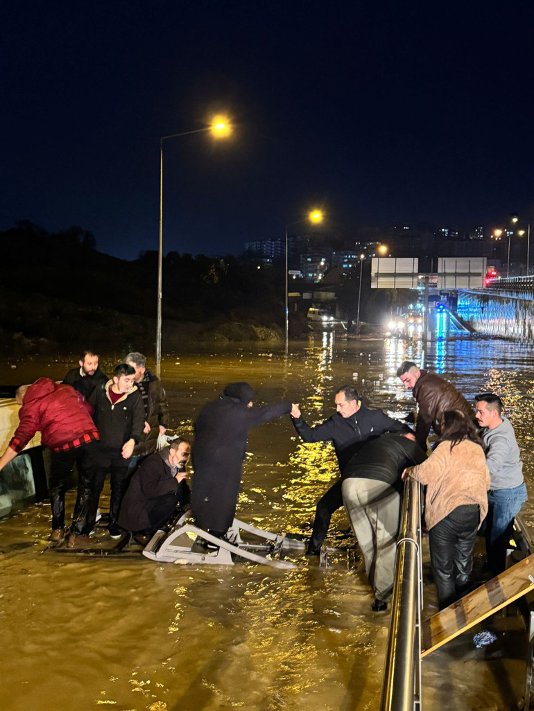 Aydın’da faciadan dönüldü Suya gömülen minibüsteki 20 yolcu kurtarıldı