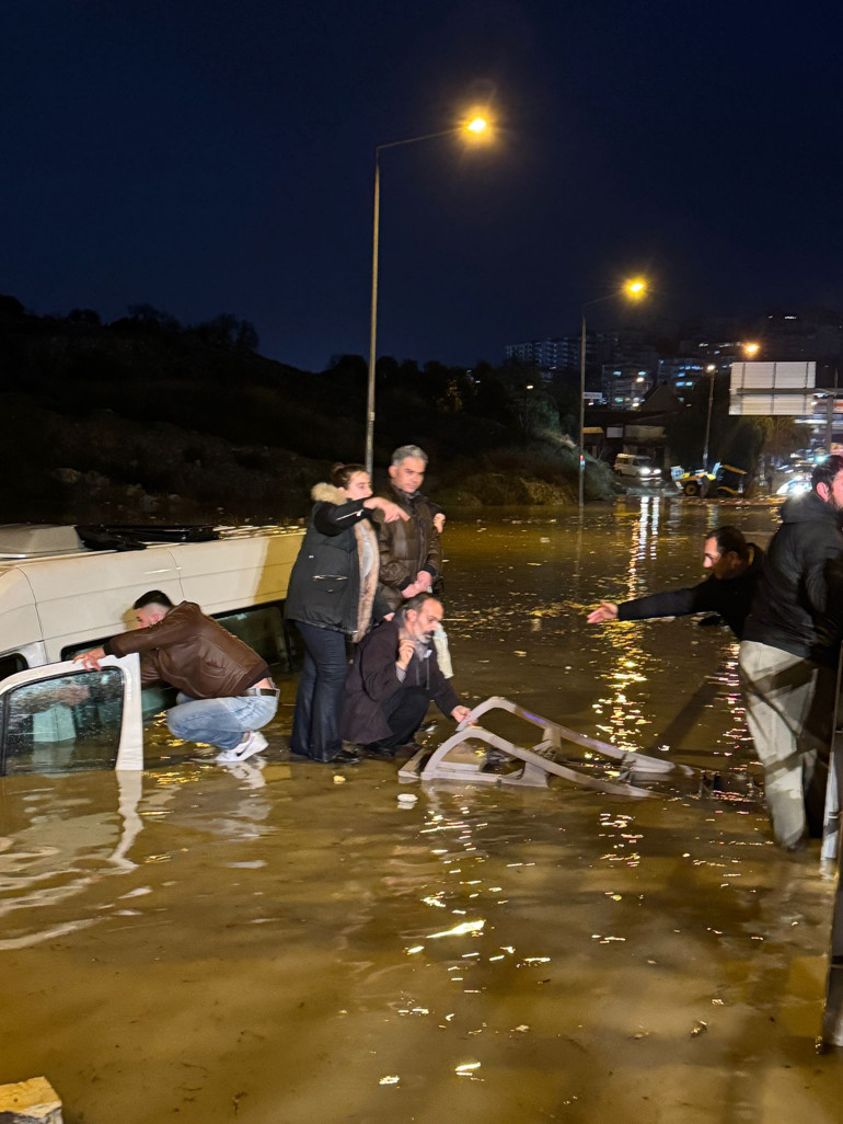 Aydın’da faciadan dönüldü Suya gömülen minibüsteki 20 yolcu kurtarıldı
