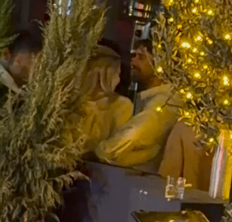 Ünlü oyuncu Ulaş Tuna Aslantepe kız arkadaşıyla Bebekte yakalandı