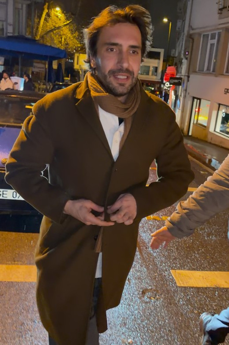 Ünlü oyuncu Ulaş Tuna Aslantepe kız arkadaşıyla Bebekte yakalandı