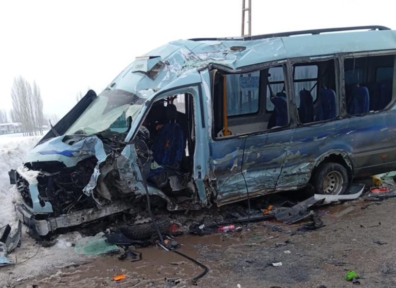 Hakkaride feci kaza... Halk otobüsü ile minibüs çarpıştı: 18 yaralı