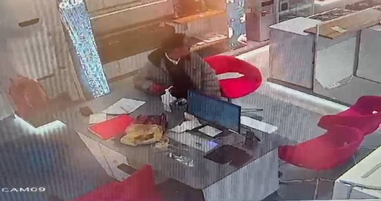 İş başvurusu için geldi, müdürün telefonunu çaldı