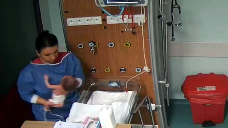 Başka bir bebeği de darbetmiş