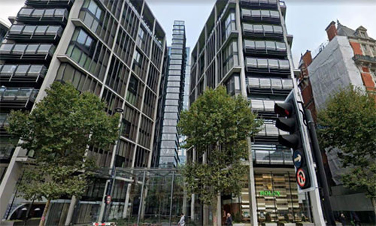 Filmlerinde gökyüzünde kanatsız uçuyor... Ama gerçek hayatta öyle korktu ki milyonluk evinden ardına bile bakmadan kaçtı