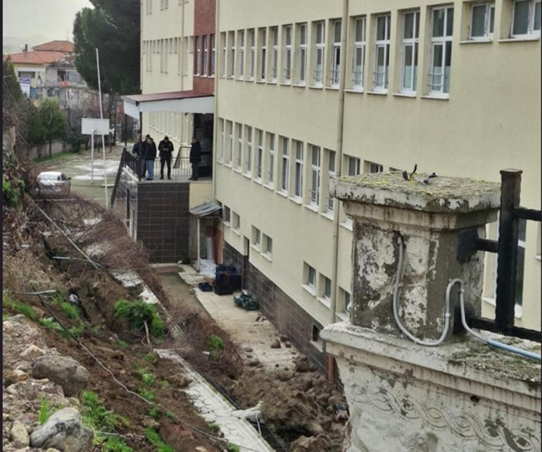 Facianın eşiğinden dönüldü: İstinat duvarı, lise bahçesine çöktü