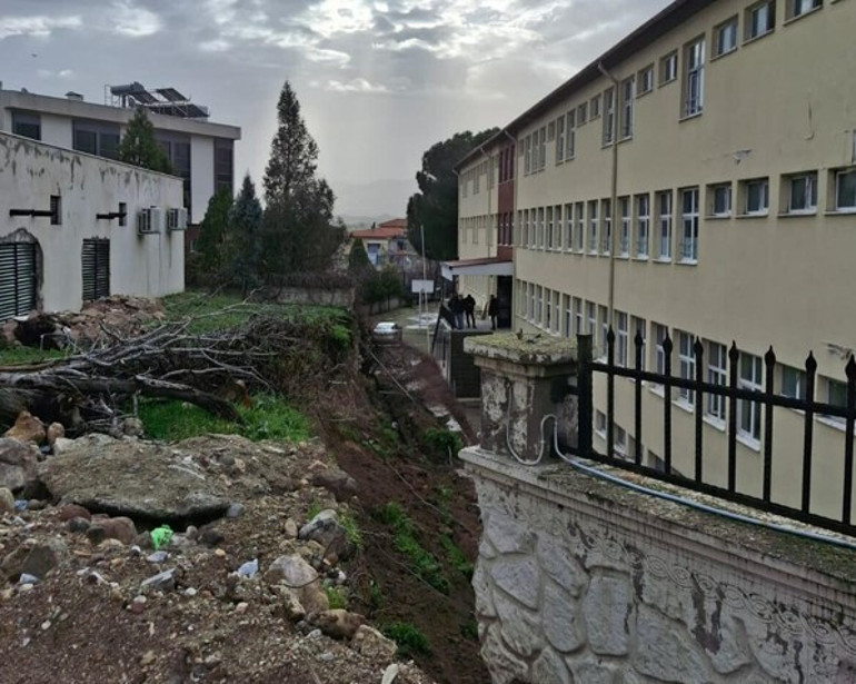 Facianın eşiğinden dönüldü: İstinat duvarı, lise bahçesine çöktü