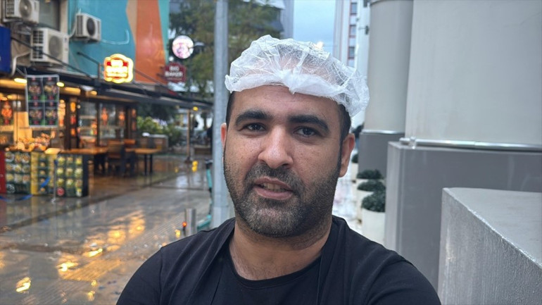 Kuvvetli yağış sonrası kent sular altında kaldı Çukura düşen vatandaşın çaresizliği kamerada