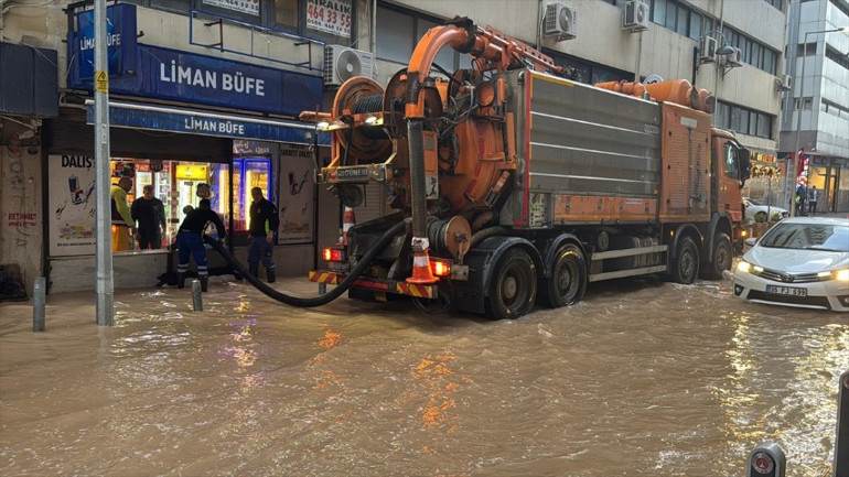 Kuvvetli yağış sonrası kent sular altında kaldı Çukura düşen vatandaşın çaresizliği kamerada