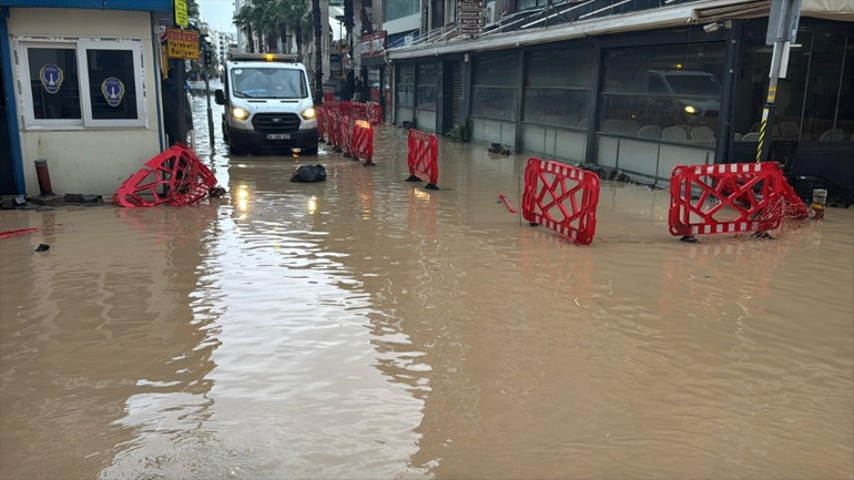 Kuvvetli yağış sonrası kent sular altında kaldı Çukura düşen vatandaşın çaresizliği kamerada