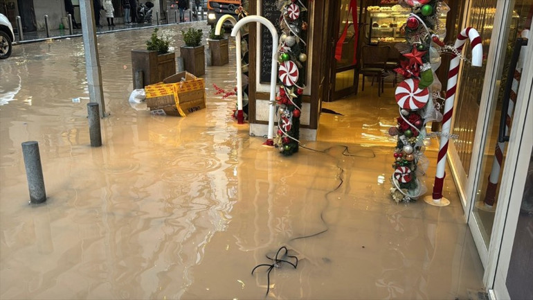 Kuvvetli yağış sonrası kent sular altında kaldı Çukura düşen vatandaşın çaresizliği kamerada