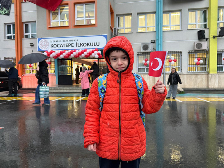 Okullarda ‘Bayrak Sevgisi’ temasıyla ilk ders zili çaldı