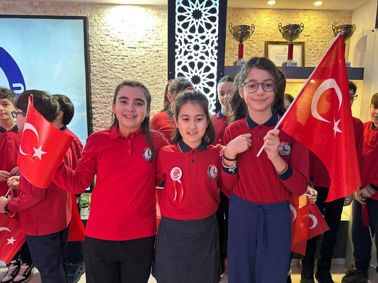 Okullarda ‘Bayrak Sevgisi’ temasıyla ilk ders zili çaldı