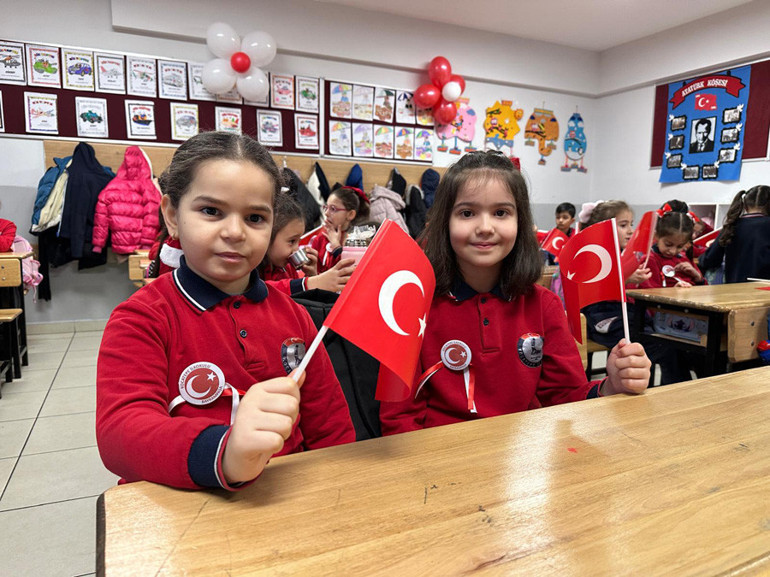Okullarda ‘Bayrak Sevgisi’ temasıyla ilk ders zili çaldı