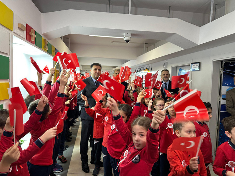 Okullarda ‘Bayrak Sevgisi’ temasıyla ilk ders zili çaldı