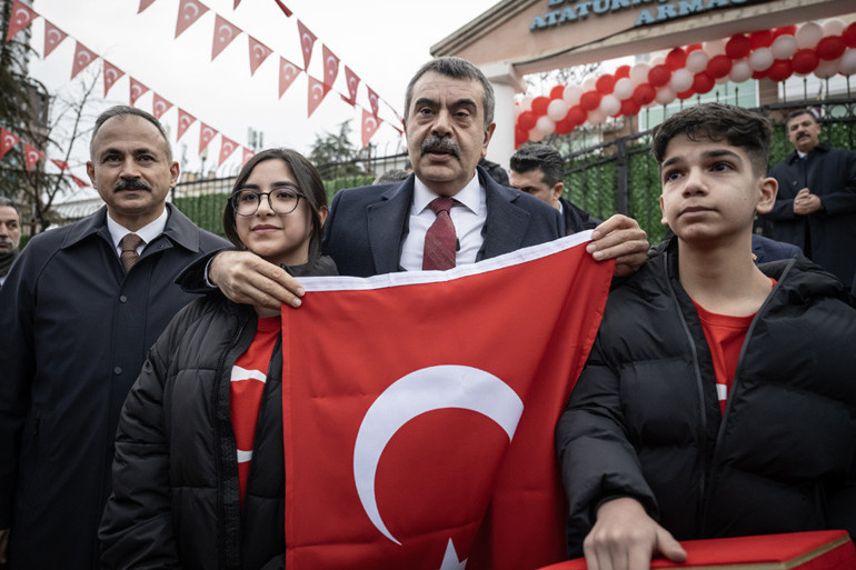 Okullarda ‘Bayrak Sevgisi’ temasıyla ilk ders zili çaldı
