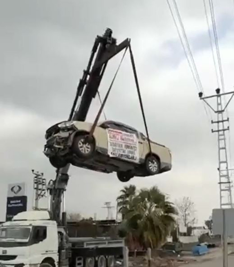 Sıfır araç alan müşteriden ilginç protesto: Üzerine bu notu yazıp vinçle sergiledi