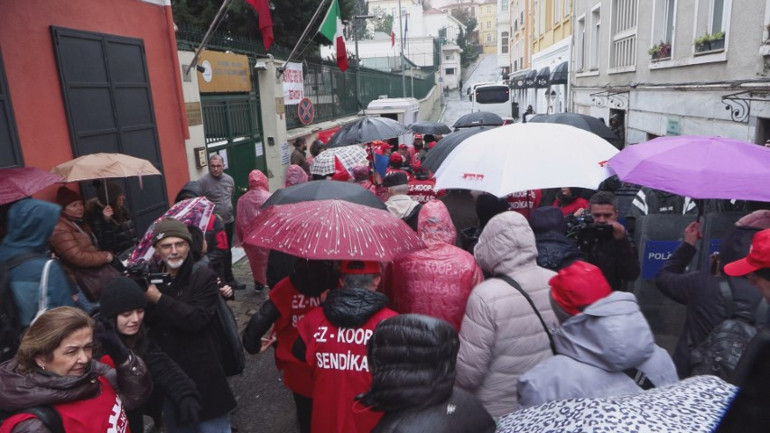 İstanbuldaki İtalyan Lisesinde Türk öğretmenler grev başlattı | Doğduğumuz topraklarda kimsenin bizi aşağılamaya hakkı yok