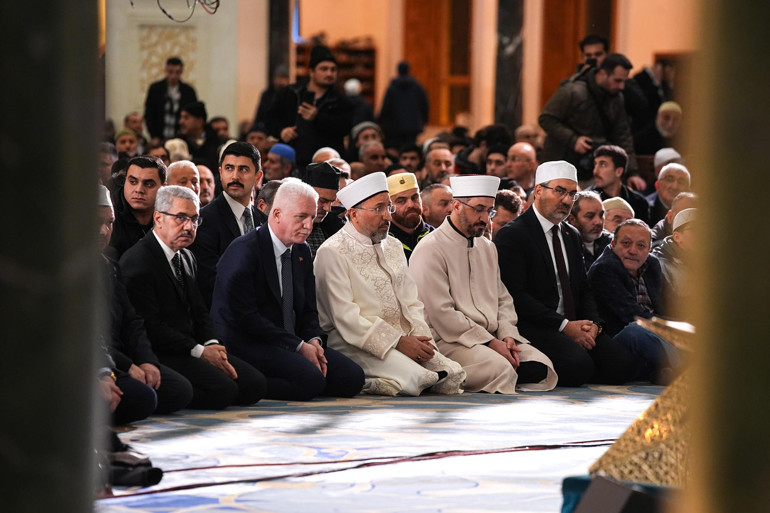 Berat Kandili tüm yurtta idrak edildi: 81 ilde camiler doldu taştı