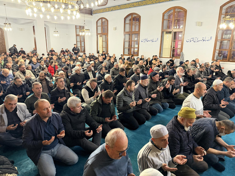 Berat Kandili tüm yurtta idrak edildi: 81 ilde camiler doldu taştı