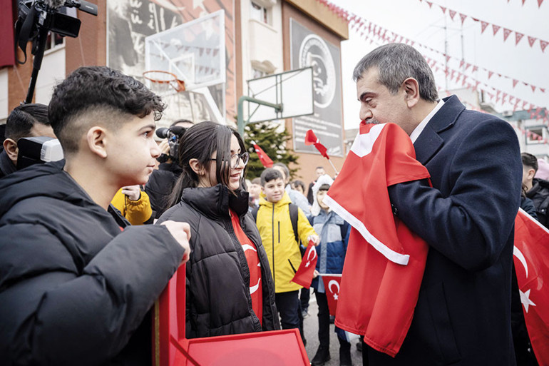 2. dönem bayrak temasıyla başladı... Okullar kırmızı-beyaz