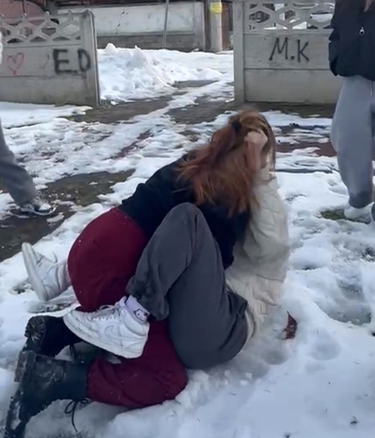 Okul çıkışında kız çocuklarına akranı olan kızlardan dayak