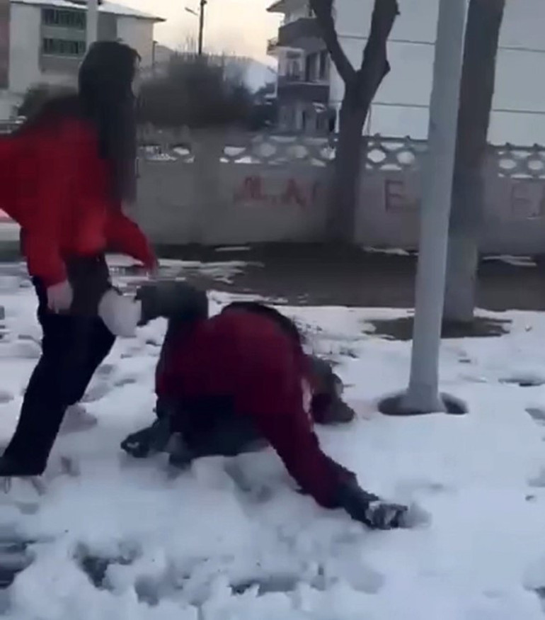 Okul çıkışında kız çocuklarına akranı olan kızlardan dayak