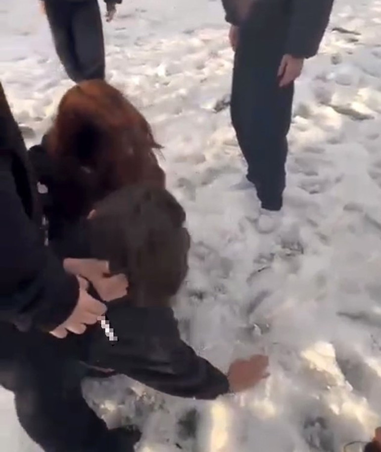 Okul çıkışında kız çocuklarına akranı olan kızlardan dayak