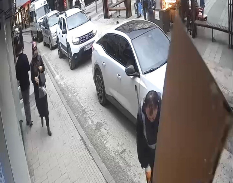 İkinci kattan temizlik işçisinin üzerine düştü: O anlar kamerada