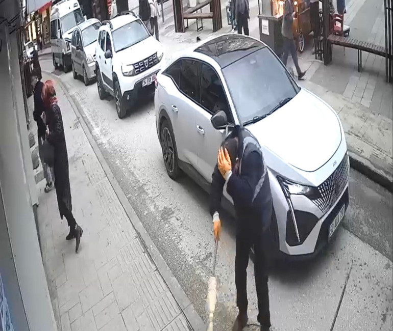 İkinci kattan temizlik işçisinin üzerine düştü: O anlar kamerada