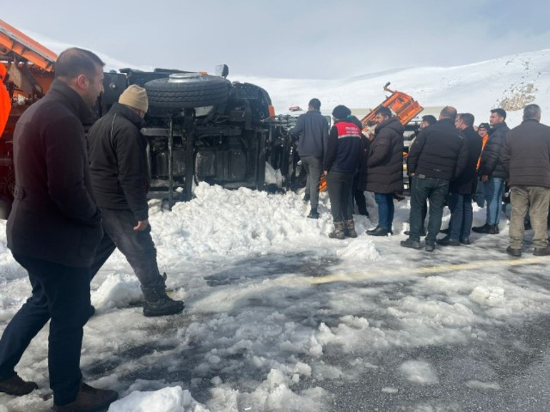 Kar küreme aracı devrildi: 2 ölü