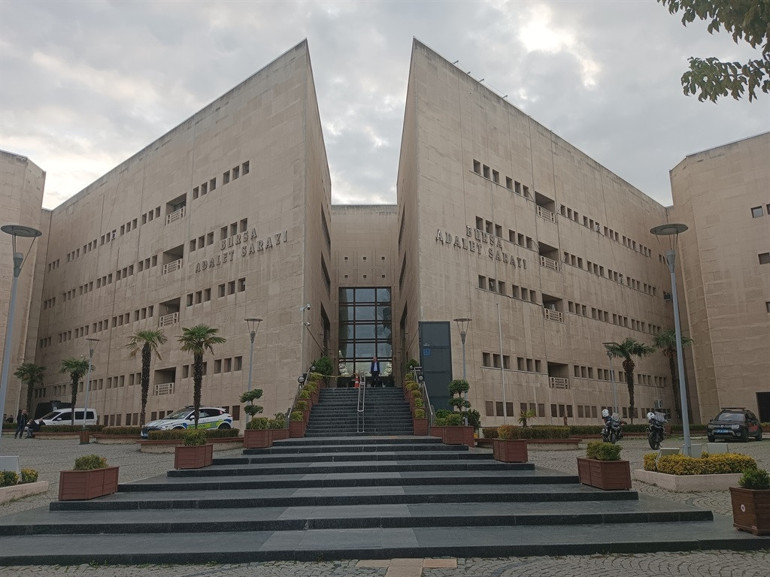 192 yıla kadar hapsi istenen eski belediye başkanı rüşveti pasta kutusunda almış