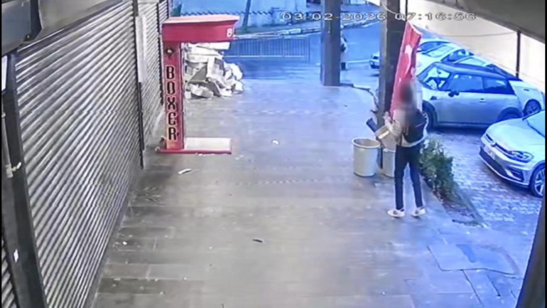 İstanbulda Türk bayrağına saldırı: Polis, şüpheliyi arıyor