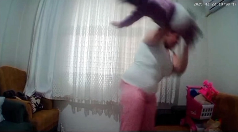 Bebeğine şiddet uygulayan anne hakim karşısına çıktı Görüntüleri reddetti, bir kez vurdum dedi