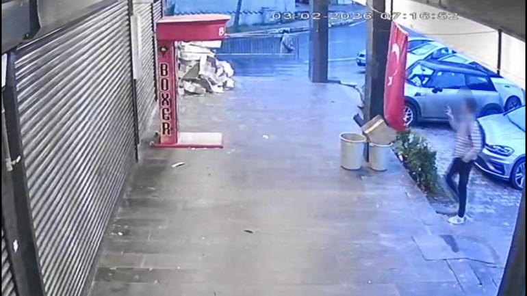 İş yerin önündeki türk bayrağını indirmişti Şüpheli yakalandı