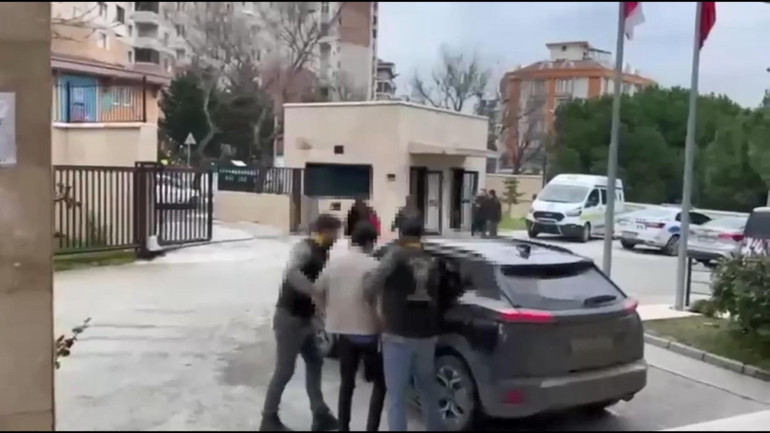 İş yerin önündeki türk bayrağını indirmişti Şüpheli yakalandı