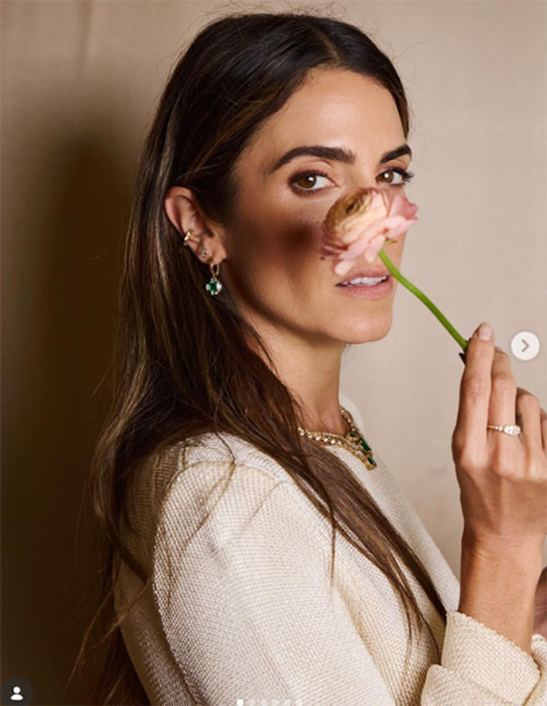 Hem kocasının hem kendisinin milyonları var... 20 yıldır aynı yamalı pantolonu giyiyorum... Ayakkabılarımın tabanını üç yılda bir yenilerim