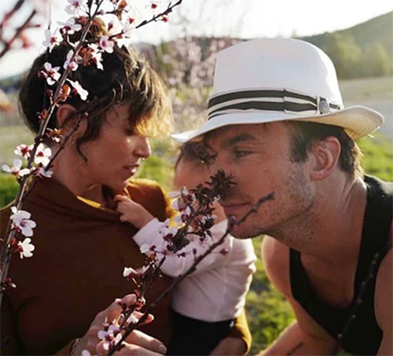 Hem kocasının hem kendisinin milyonları var... 20 yıldır aynı yamalı pantolonu giyiyorum... Ayakkabılarımın tabanını üç yılda bir yenilerim