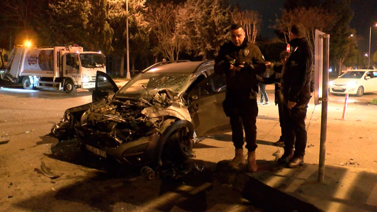 Maltepede feci kaza İki otomobil kafa kafaya çarpıştı: 6 yaralı